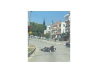 Tehlikeli hareketlerle motosikleti süren sürücü ve arkasındaki yolcunun düşme anı kameraya yansıdı