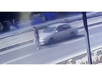 Otomobil yayaya çarptı, kaza anı kameraya yansıdı