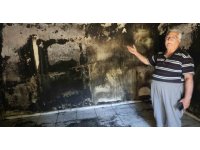 Yaşlı çiftin alevlere teslim olan 40 yıllık evlerinden geriye camı renklendiren çiçekleri kaldı