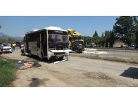 Antalya’da yolcu indirmek için duran midibüse tır arkadan çarptı: 11 yaralı