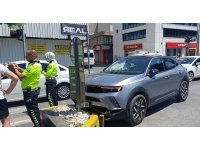 Refüje çarpan otomobilin sürücüsü yaralandı