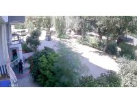 Rahat tavırlarıyla önce evi kontrol etti, sonra endüstriyel buzdolabını çaldı