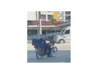 Boynunda merdivenle motosiklet kullandı