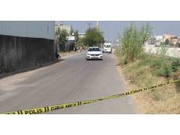 Motosikletli şüpheliler, seyir halindeki otomobile kurşun yağdırdı: 1 yaralı