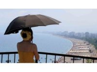 Hava sıcaklığının 34 derece ölçüldüğü Antalya’da deniz suyu sıcaklığı 30 dereceyi gördü