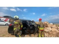 İskenderun’da kayalıklara çarpan otomobilin sürücüsü yaralandı