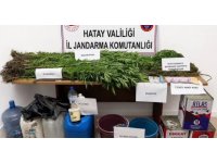 Dinlenme tesisine terk edilmiş halde bırakılan otomobildeki 3 şırınga zehir tacirini ele verdi