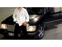 Otomobile ok gibi saplanan motosikletin sürücüsü hafif ticari aracın altında kalarak can verdiği kaza kamerada