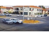 Otomobiller kavşakta çarpıştı, kaza anı güvenlik kamerasına yansıdı:1 yaralı
