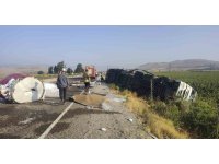 Kumlu’da kaza yapan tırdan yola rulo sac devrildi