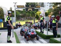 Mersin’de minikler trafik kurallarını direksiyon başında öğrendi