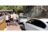 Osmaniye’de korkulukları kıran otomobil alt otoparka düştü: 5 yaralı