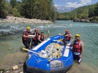 Beşkonak’ta raftingciler kürekleri bırakıp çöp topladı