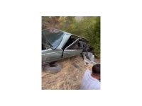 Uçuruma yuvarlanan otomobilin sürücüsü yaralandı