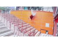 Beton blokta uzandı, dengesini kaybedip merdivenlere düştü
