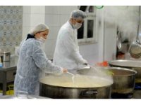 Muratpaşa’da ihtiyaç sahiplerine her gün sıcak yemek