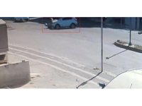 Otomobilin motosikletle çarpışma anı kamerada