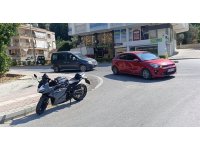 Sokağa dönmek isteyen otomobile motosiklet çarptı: 1 yaralı