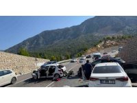 Karşı şeride geçip 3 araca çarptı: 4 yaralı