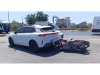 Yolda aniden duran araca motosiklet çarptı