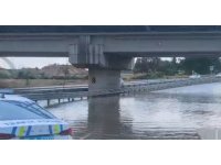 Adana’da sağanak ve kuvvetli rüzgar hayatı olumsuz etkiledi: Çatı sokağa düştü