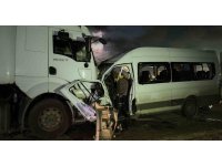 Hatay’da işçi servisi tırla kafa kafaya çarpıştı: 1 ölü, 15 yaralı