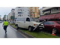 Kayan kamyonetin karşı şeride geçmesini refüjdeki tabela engelledi