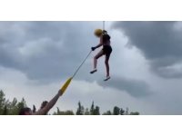 Kanyonda ziplinede asılı kalan turist çocuğu rafting rehberi kurtardı