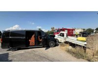 Serik’te VIP minibüs ile kamyonet çarpıştı: 1 yaralı