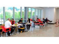 Sağlık çalışanlarından kan bağışı