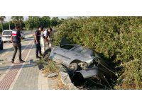 Otomobil yayaya çarpıp şarampole devrildi