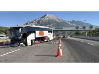 Yolcu otobüsü bariyere çarptı: 5 yaralı