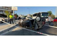 Antalya’da refüje çarpan otomobilin takla atma anı kamerada: 2 yaralı