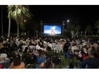 Mersin’de çocuklar yıldızların altında ‘Yukarı Bak’ filmini izledi