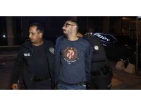 Önce polise çarptı sonra kendisini kovalayan polis otosuna çarptı, yaya olarak kaçarken yakalandı