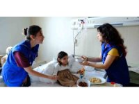 Gönüllü gençler, hastaların gönüllerine dokundu