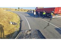 Yalvaç’ta kamyonla çarpışan motosikletli, kaskı sayesinde kazayı ağır yaralanmadan atlattı
