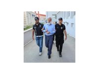 Alparslan Kuytul, kendinden habersiz hareket eden örgüt üyesinin sırtında sopa kırmış