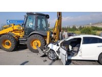 Arsuz’da kepçeyle çarpışan otomobil hurdaya döndü: 2 yaralı