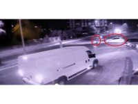 Otomobille çarpışan motosikletlinin yola savrulduğu anlar kamerada