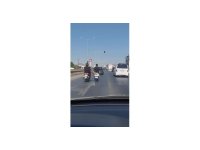 Kara yolunda seyir halindeyken ayağıyla önündeki motosikleti itmeye çalıştı