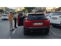Kapısı açılan otomobile çarpan motosiklet sürücüsü yaralandı