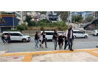 Alanya’da döviz bürosundan 400 bin liralık soygunun 3 şüphelisi adliyeye sevk edildi