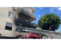 Alanya’da alevlere teslim olan dairede 3 çocuk dumandan etkilendi