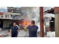 Alevlerin yükseldiği iş yeri yangını evlere sıçramadan kontrol altına alındı