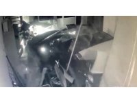 Otomobil, iş yerine girdi: O anlar kameraya yansıdı