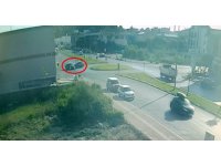İki otomobilin kavşakta çarpışma anı kamerada