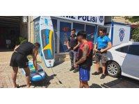 SUP ile denize açıldılar, kürekleri kırılınca kilometrelerce sürüklendiler