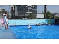 Akdeniz’de 450 çocuk hem serinledi hem yüzme öğrendi