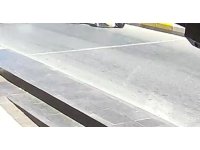 Yayaya çarpmamak için fren yapınca devrilen motosikletteki 2 kişi yaralandı